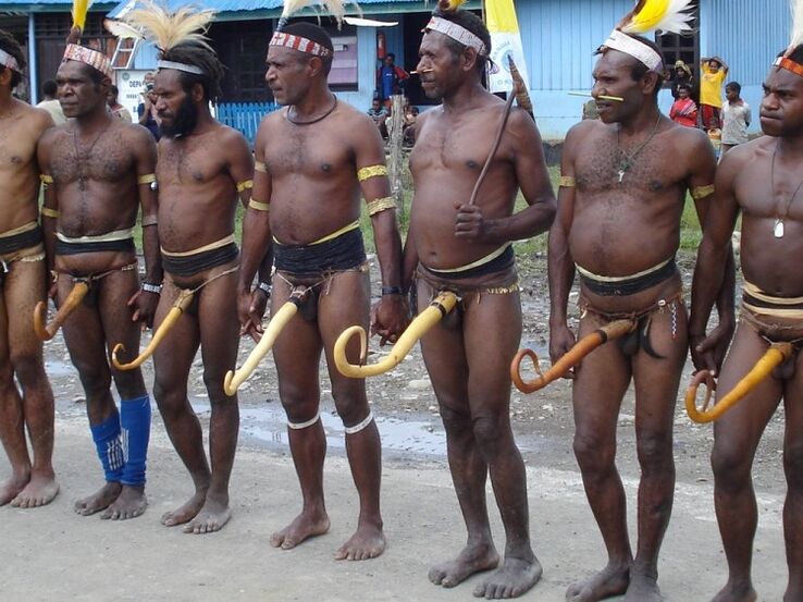 Orang Papua dengan zakar yang diperbesarkan